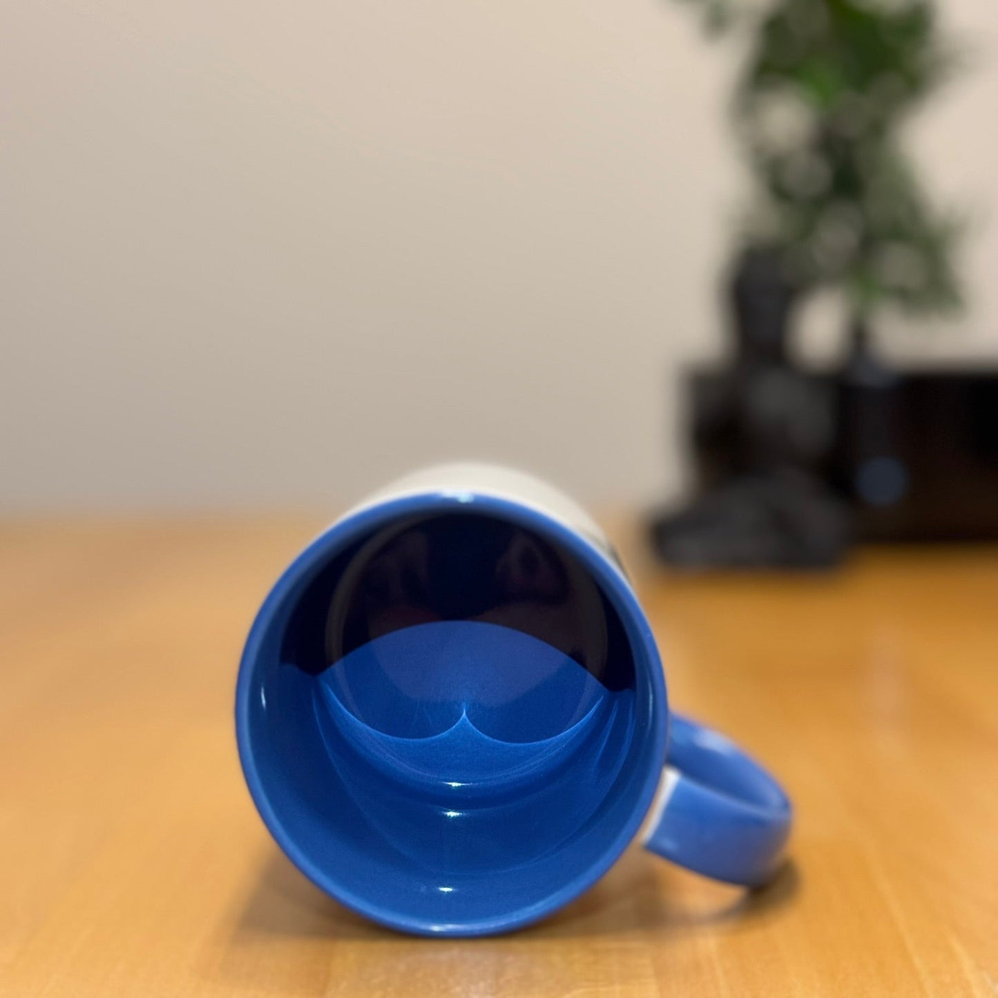 Tasse weiss/hellblau glanz